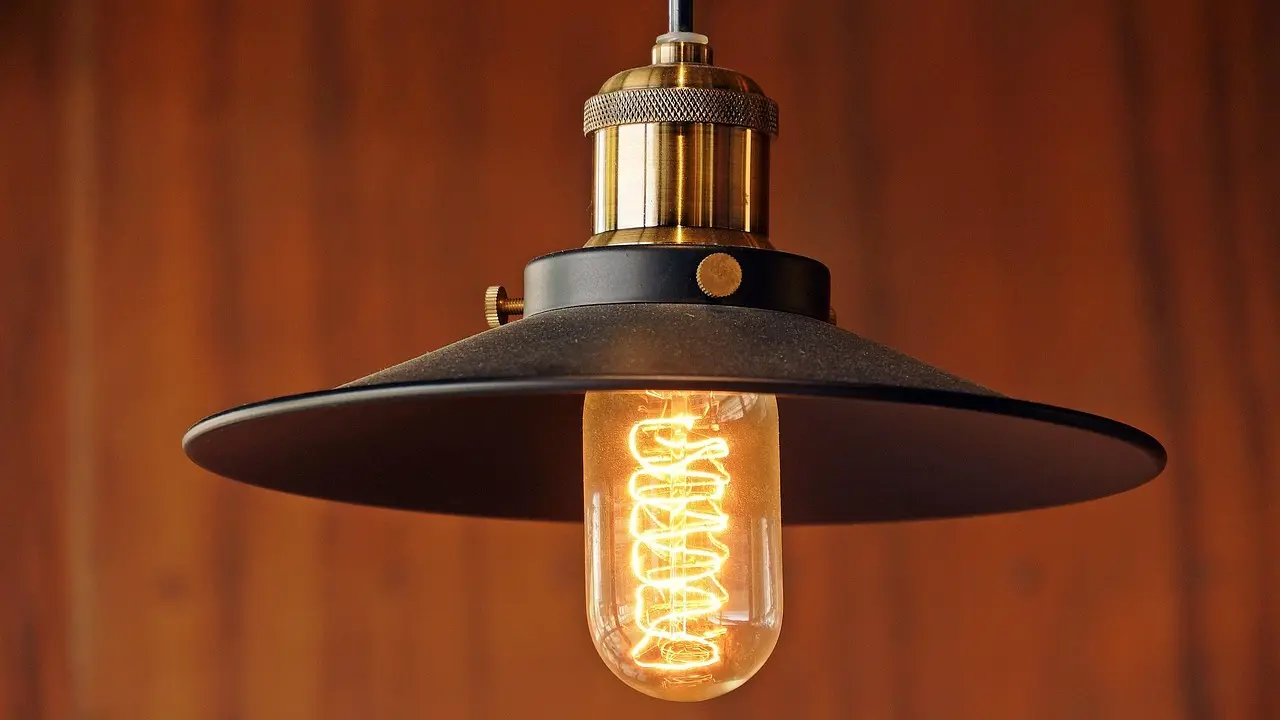 Sådan installerer du en retro-lampe sikkert i dit hjem (inkl. tjek af el-tavlen)